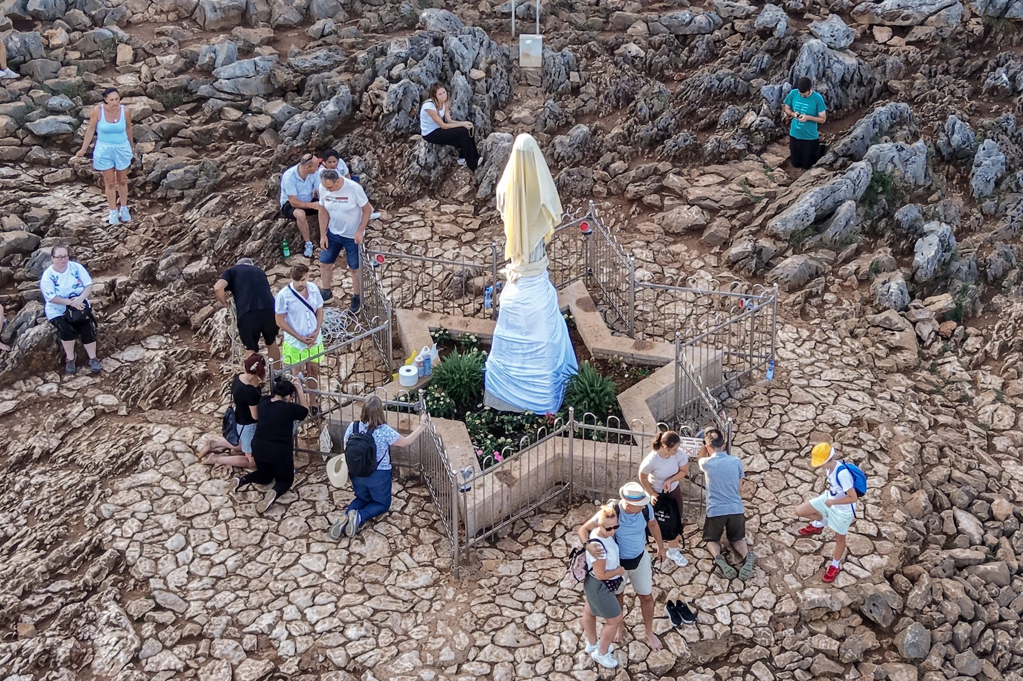 Atto vandalico a Medjugorje, incendio all'altare e statua della Madonna imbrattata: "Veggenti truffatori"