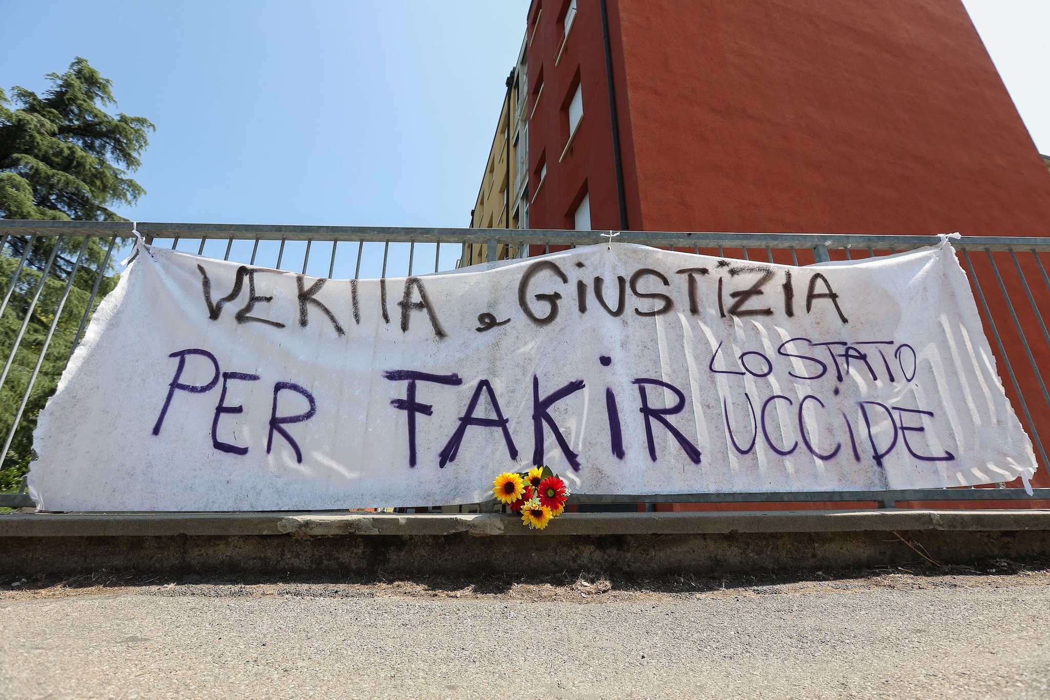 “Grida che lo vogliono uccidere”, la telefonata che chiedeva l’intervento della polizia per Fakir a Bologna