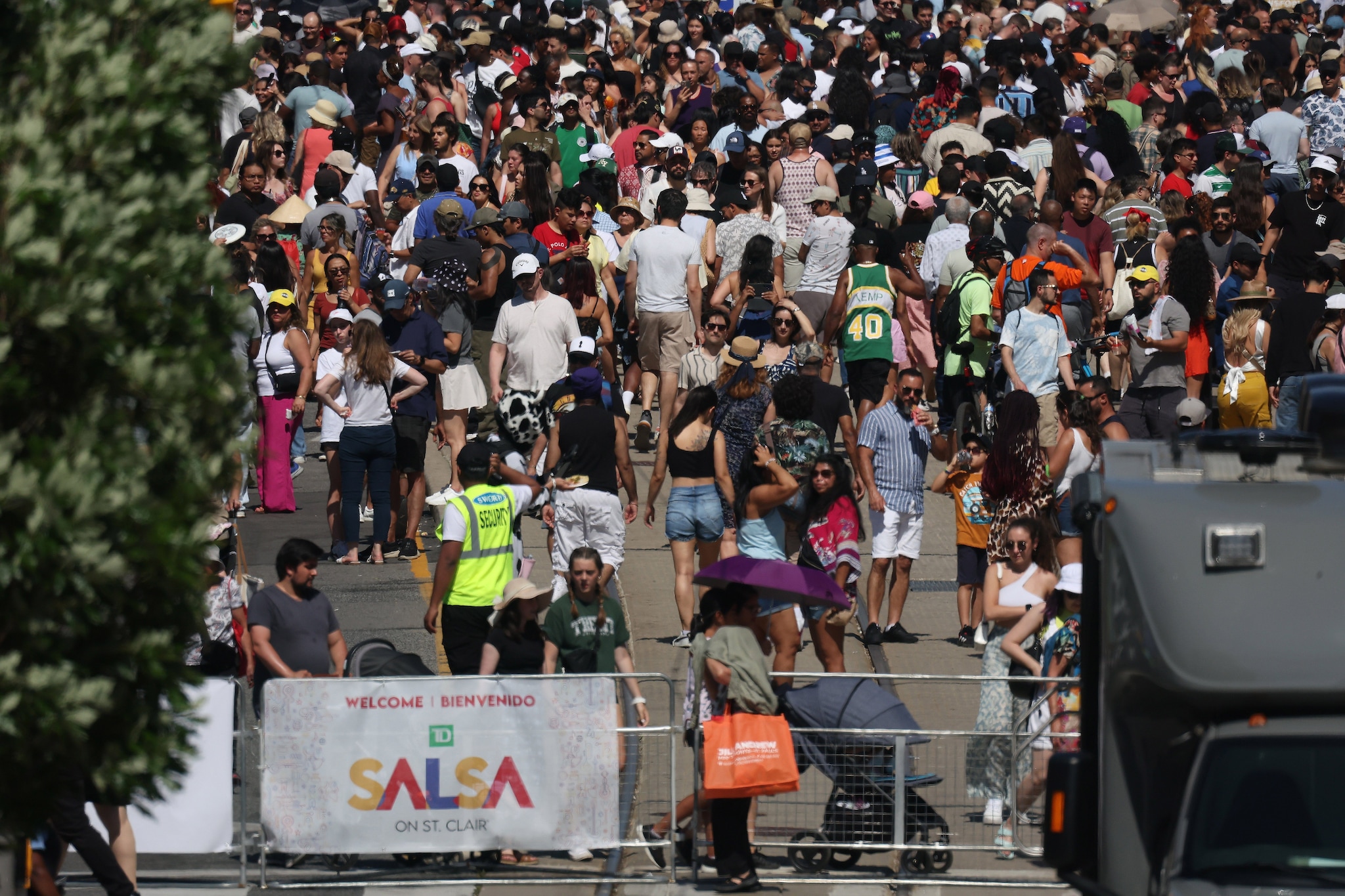 Toronto, spara sulla folla e uccide due persone durante il festival di salsa: killer ancora in fuga