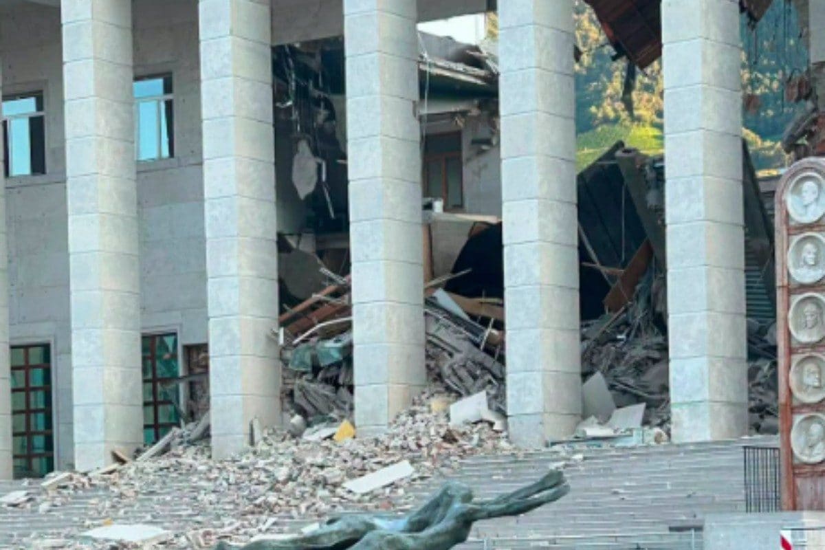 Crolla il tetto del Tribunale di Bolzano, un ferito. Un vigile del fuoco: "Ho pensato a una bomba"