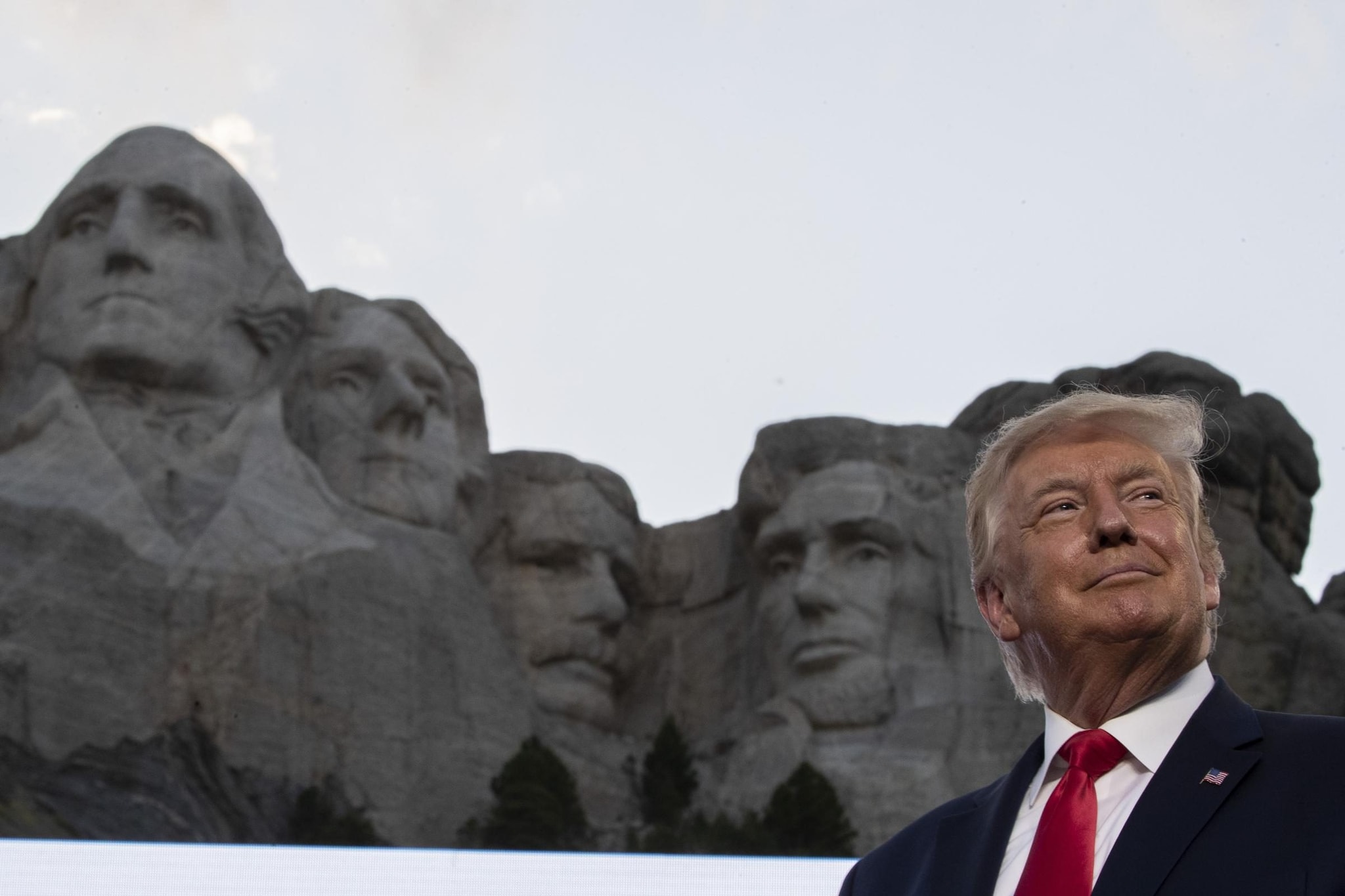 Donald Trump davanti al Monte Rushmore nel 2020