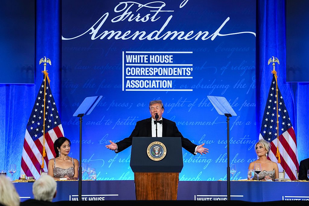 Trump parla alla cena con i corrispondenti e li attacca: "Siete ossessionati da me". Poi annuncia: "Mi ricandido"