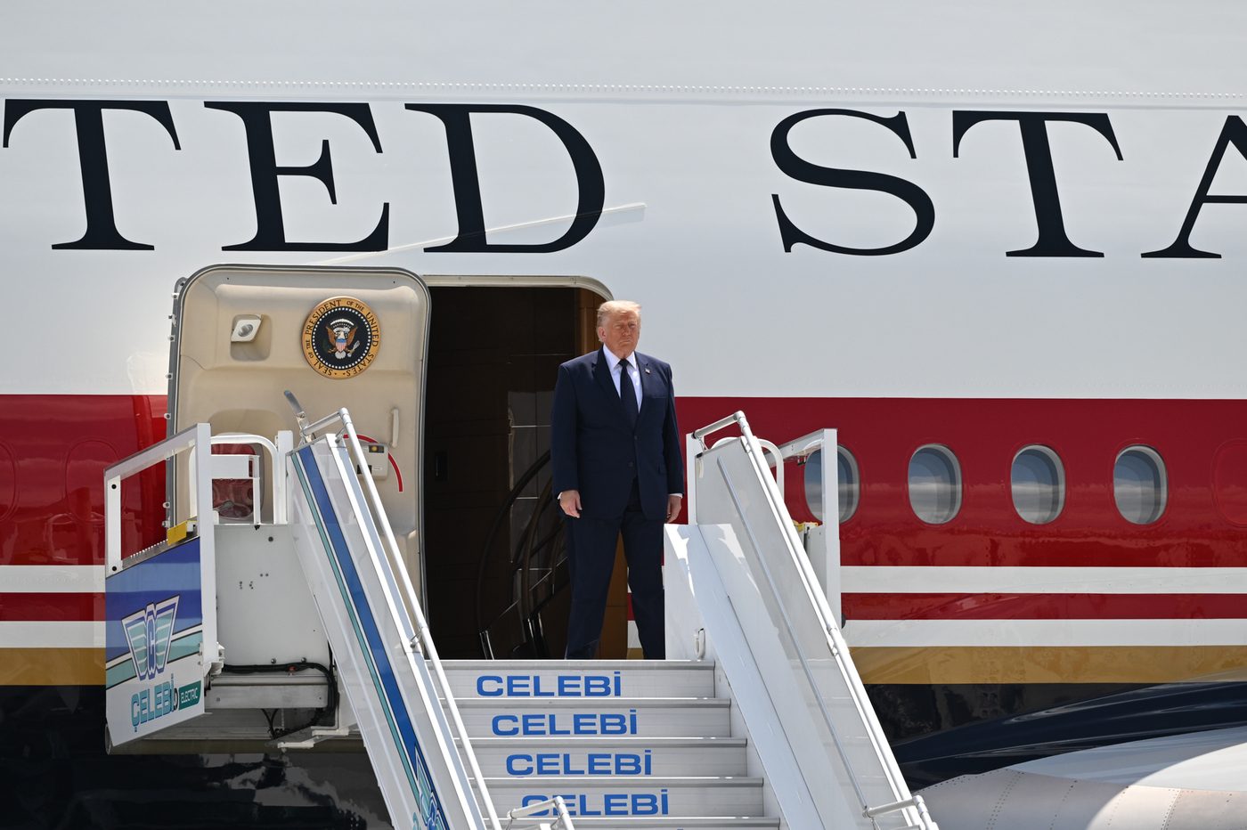 Trump e Meloni si rivedono al vertice Nato: lui dice che lei non lo ha aiutato e lo ha reso infelice