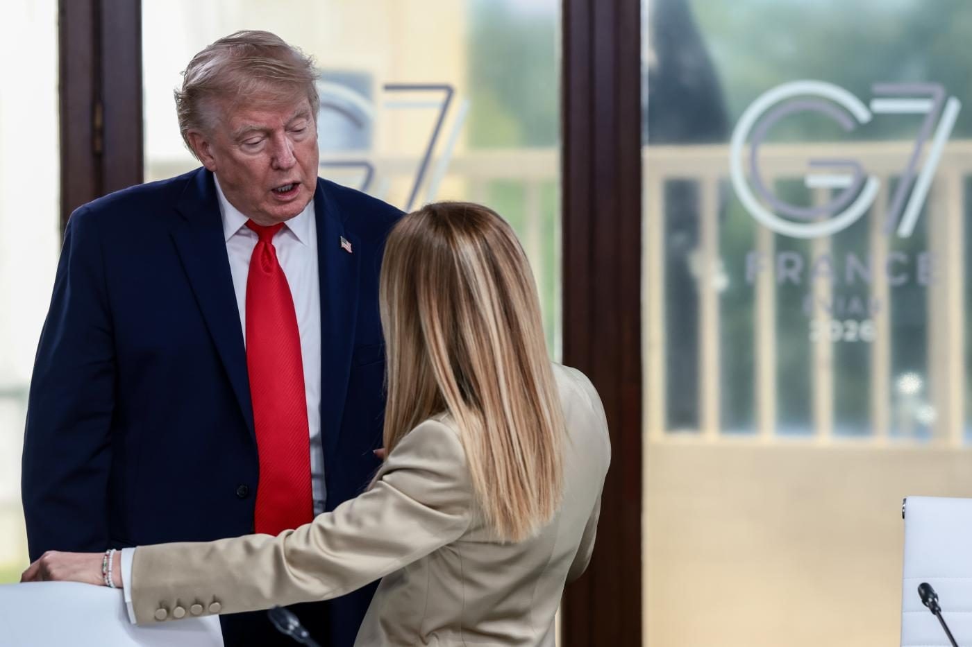 L’Italia non implora, ma Meloni obbedisce: su voli e spese militari fa tutto quel che dice Trump