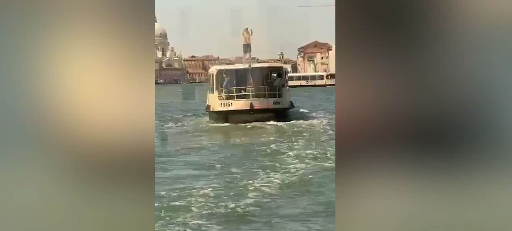 Venezia, turista 18enne sale in piedi sul tetto del vaporetto e si filma: fermato e denunciato