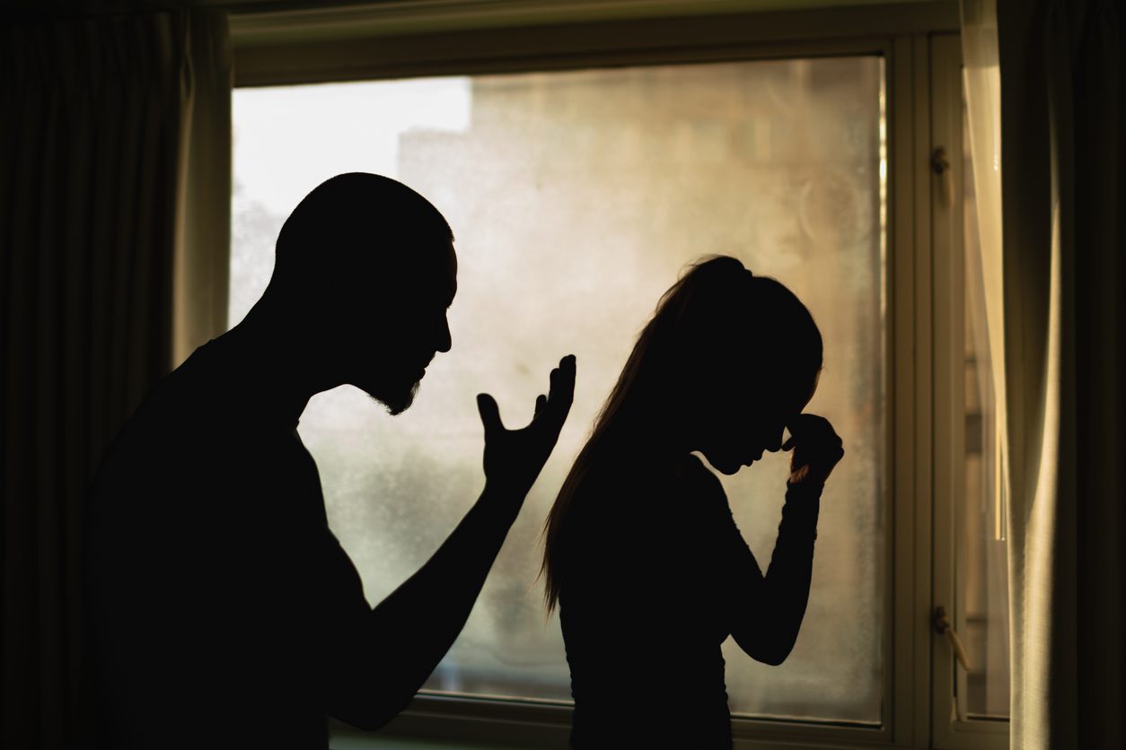 Violenza sulle donne in aumento d'estate: "Chiuse in casa con chi le maltratta, difficile anche fare una chiamata”