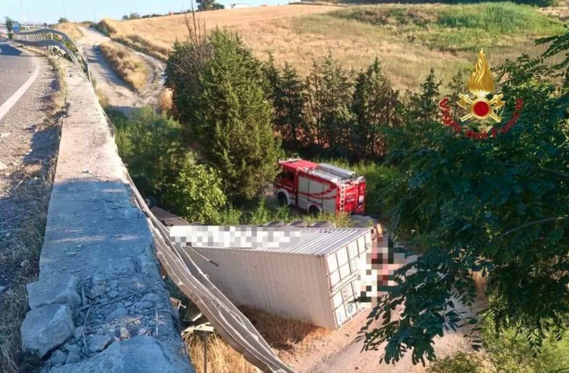 Un camion è precipitato da un cavalcavia a Matera: morto 50enne, disagi al traffico
