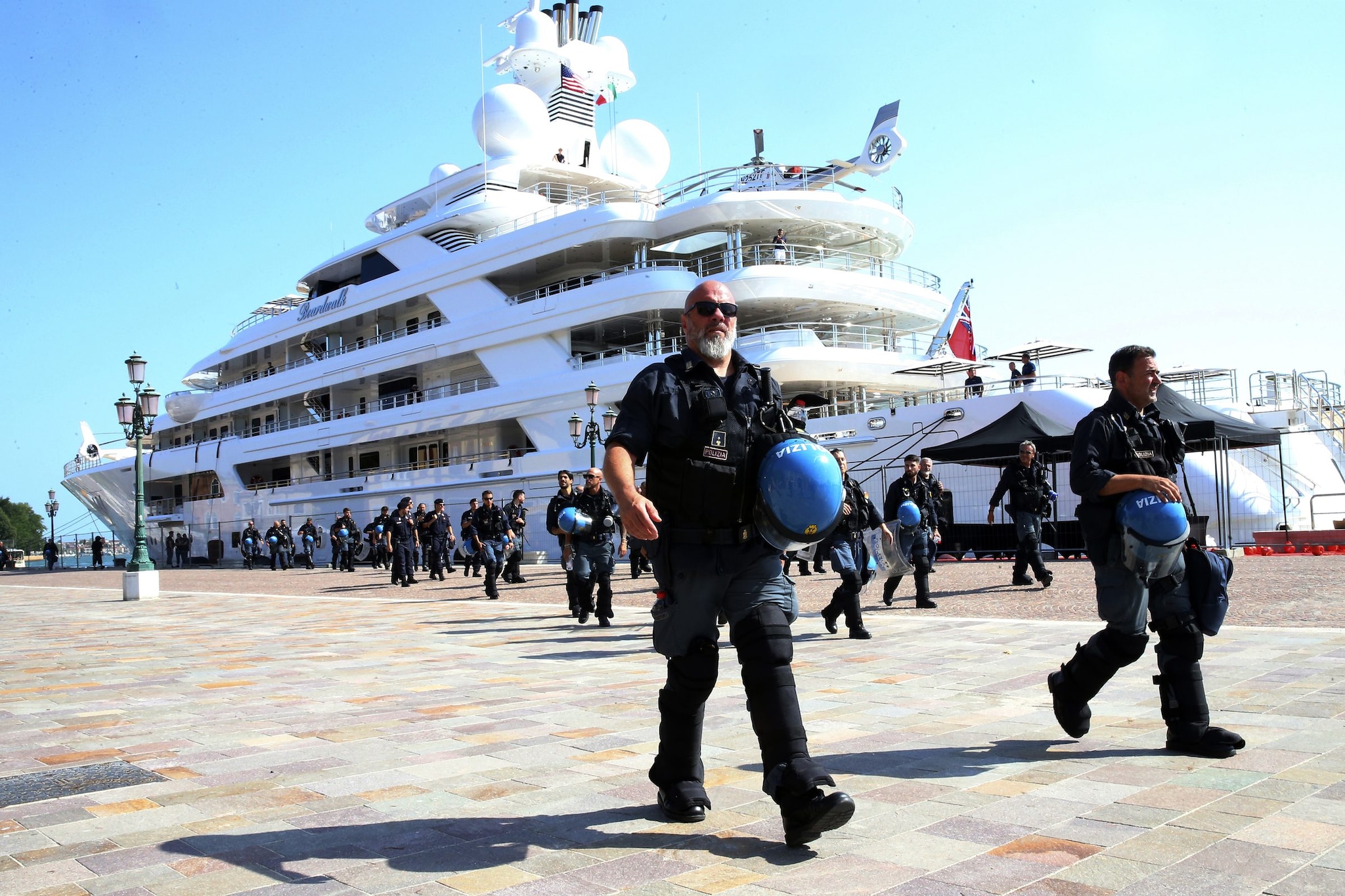Sbarca a Venezia il mega yacht dell'ambasciatore Usa Fertitta: polemica sulla scorta, Bonelli: "Chi la paga?"