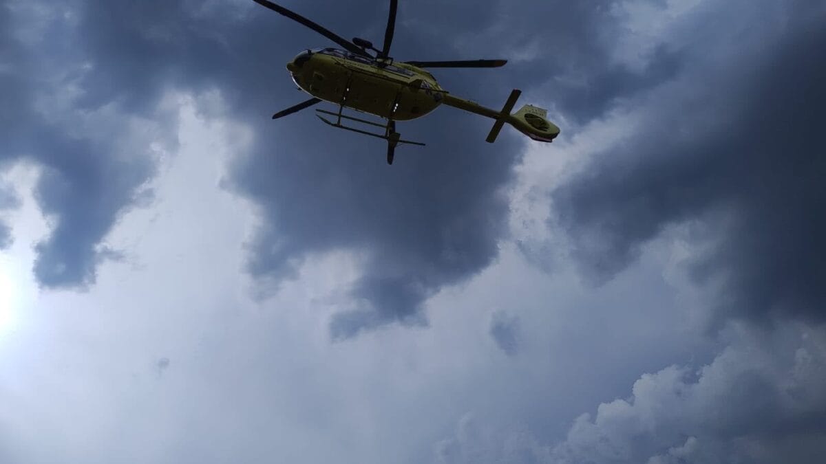 L'elicottero del Soccorso Alpino sul luogo dell'incidente che ha coinvolto la 24enne pilota di parapendio