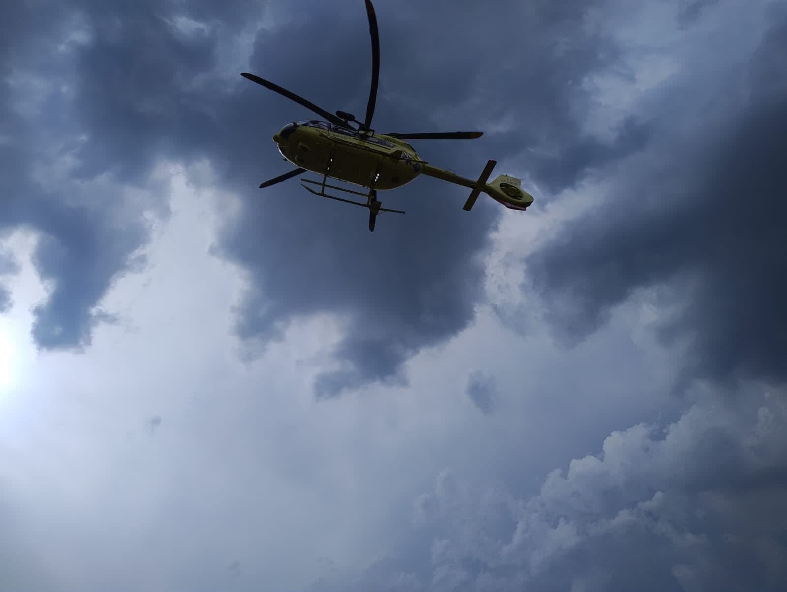 La vela si chiude improvvisamente in volo: 24enne pilota di parapendio si salva aggrappandosi per ore a una pianta