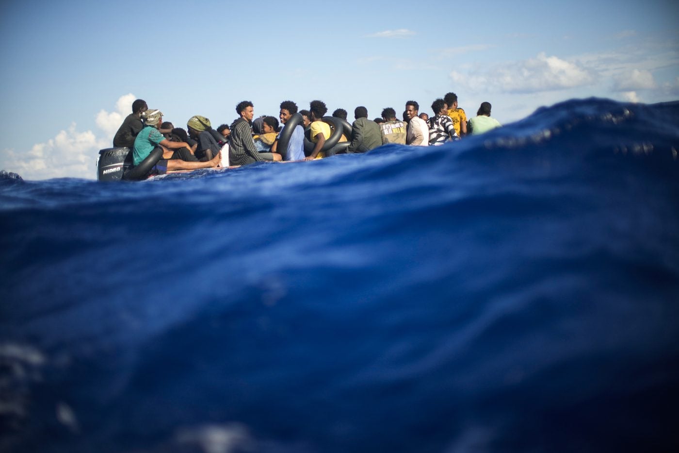“Molti minorenni, una ragazza con 41 di febbre non sarebbe sopravvissuta”: l’equipaggio di TOM racconta un soccorso in mare