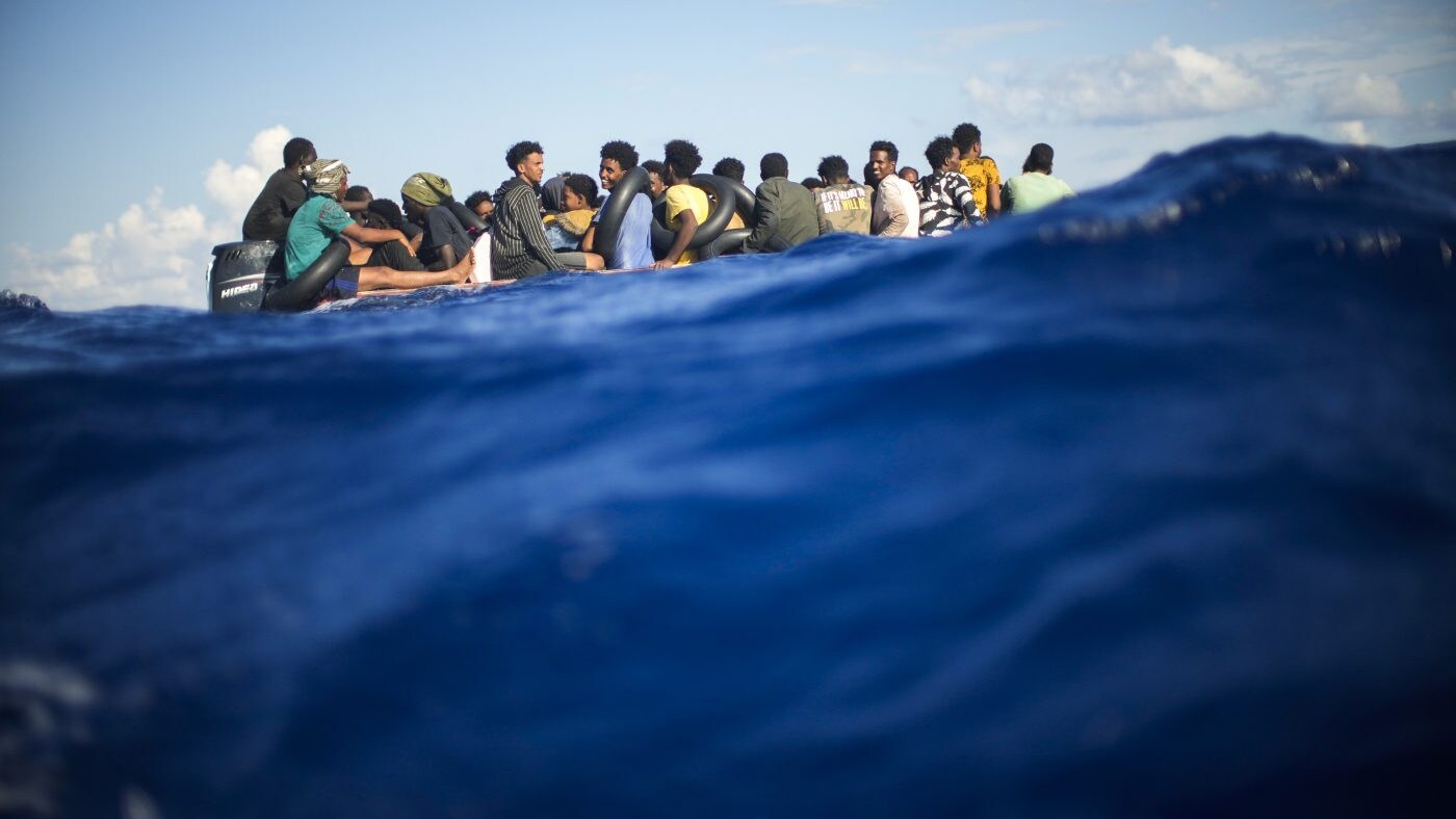 Persone immigrate a bordo di un gommone, in viaggio verso l'Europa.