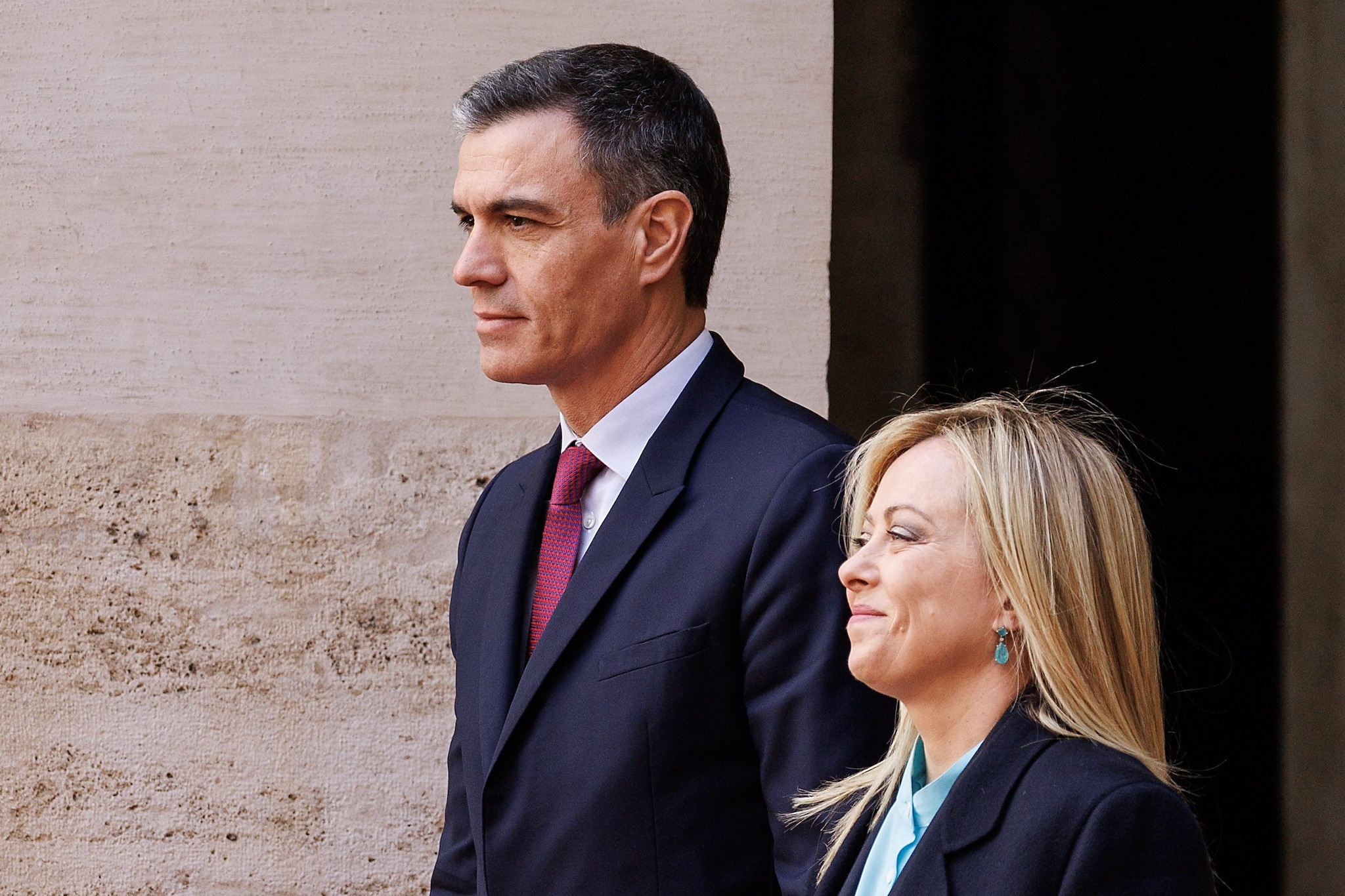 Sanchez regolarizza 600mila migranti, Meloni li fa arrivare con i decreti Flussi: qual è la differenza