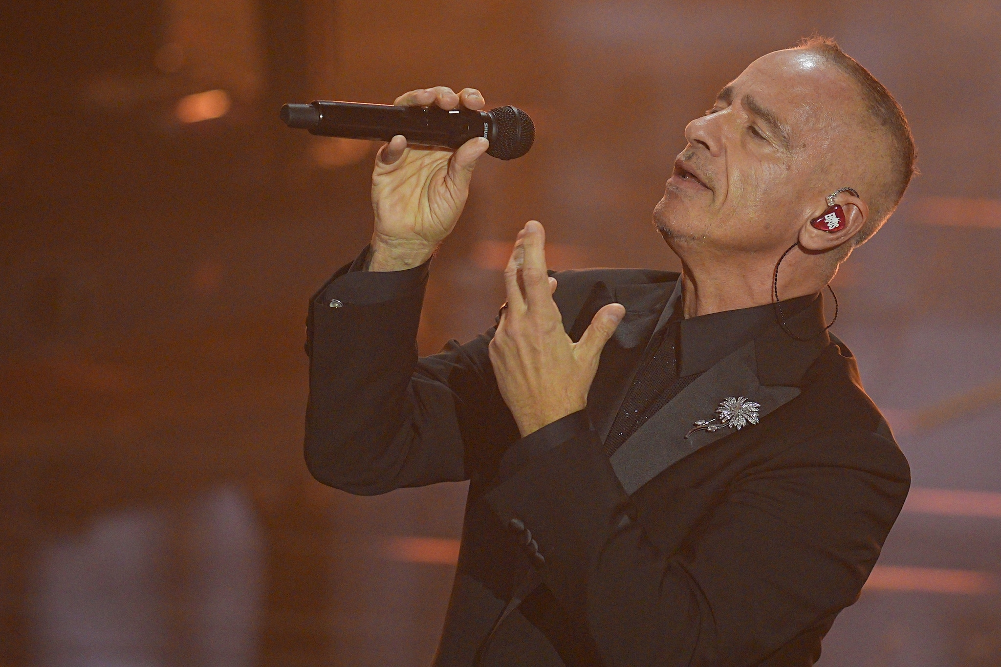 Riuscito l’intervento alle corde vocali per Eros Ramazzotti, ma le date in Usa e America Latina sono spostate al 2027