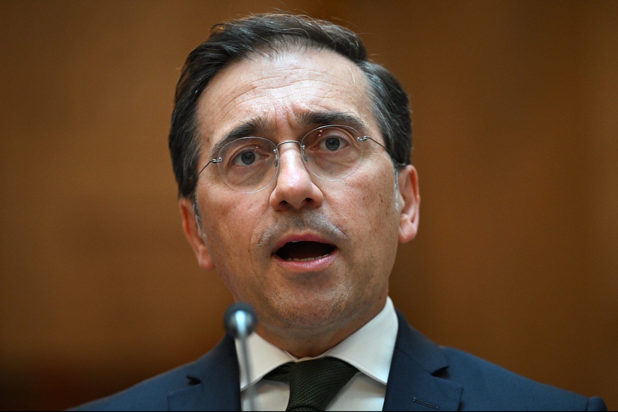 Il ministro spagnolo Albares attacca sui migranti: "Governo Meloni non all'altezza, Italia inondata"