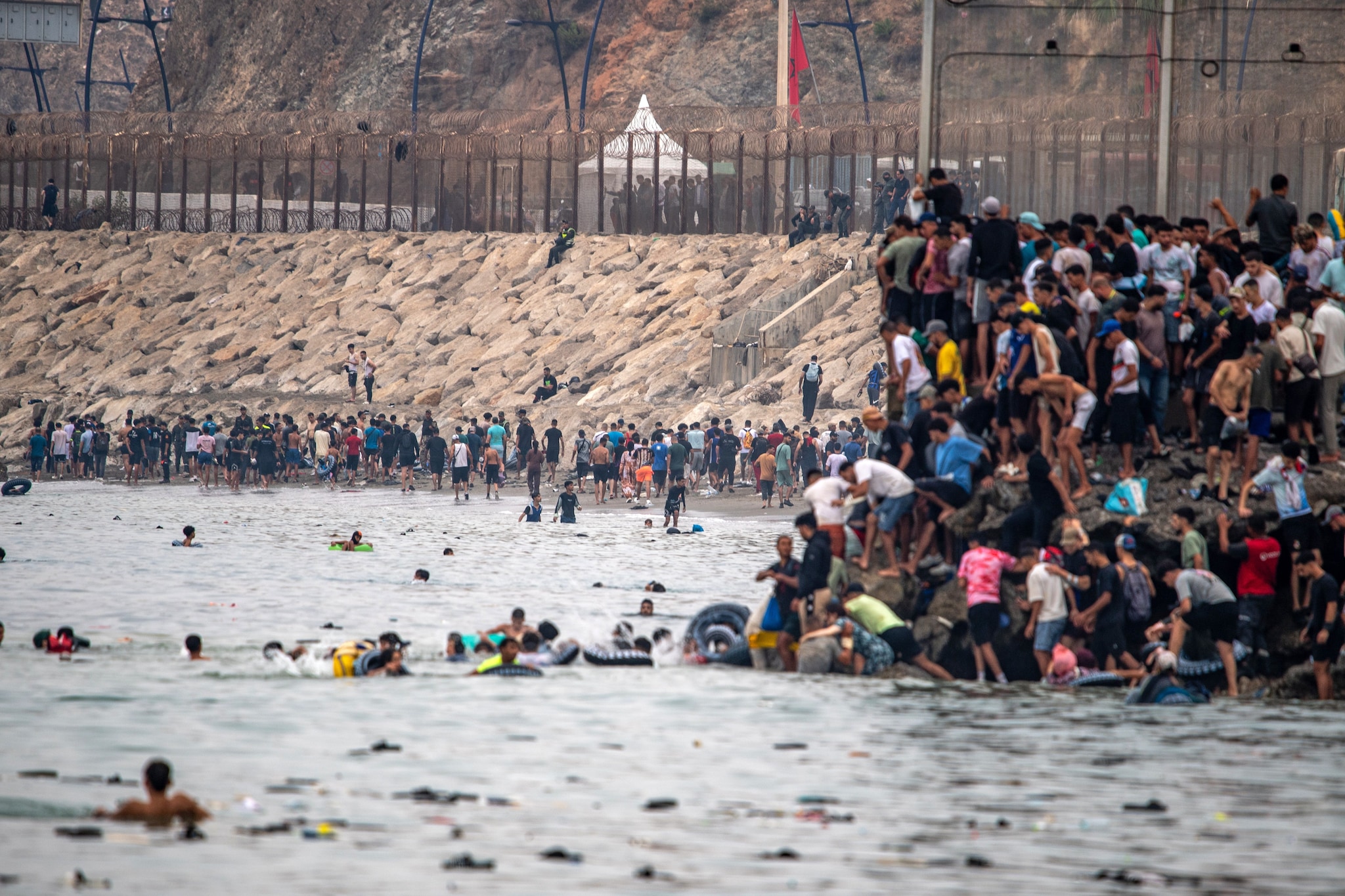 A Ceuta un'arma di migrazione di massa: chi l'ha usata voleva colpire l'Europa, e ce l'ha fatta