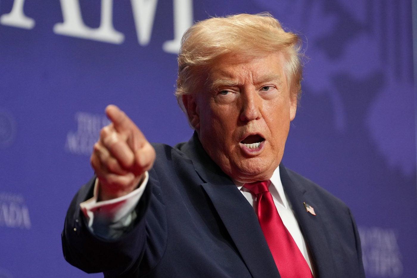 Perché Trump ha cambiato ancora idea sugli attacchi a Teheran: la mancanza di armi e le smentite della Casa Bianca