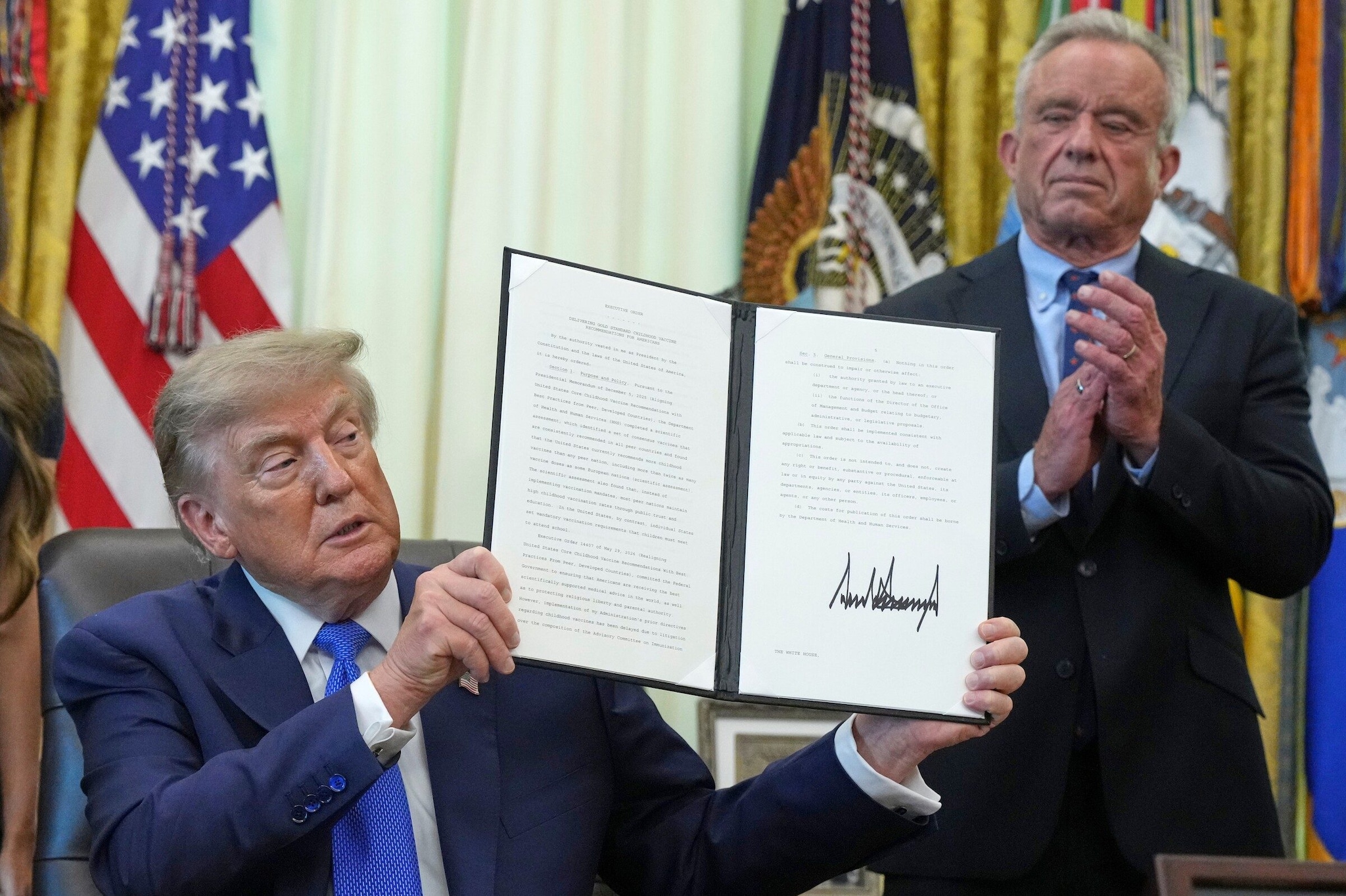 Trump ripropone la bufala su vaccini e autismo nei bambini: cosa prevede il suo nuovo ordine esecutivo e cosa dice la scienza