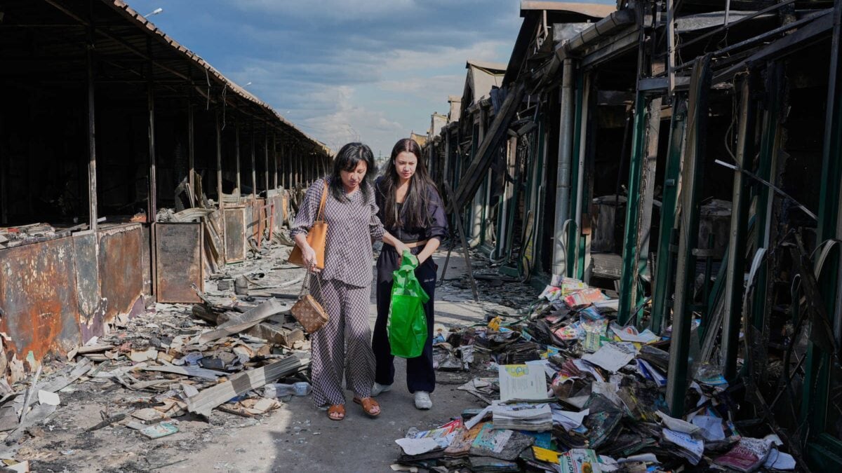 Attacco missilistico russo al grande mercato librario a Kiev