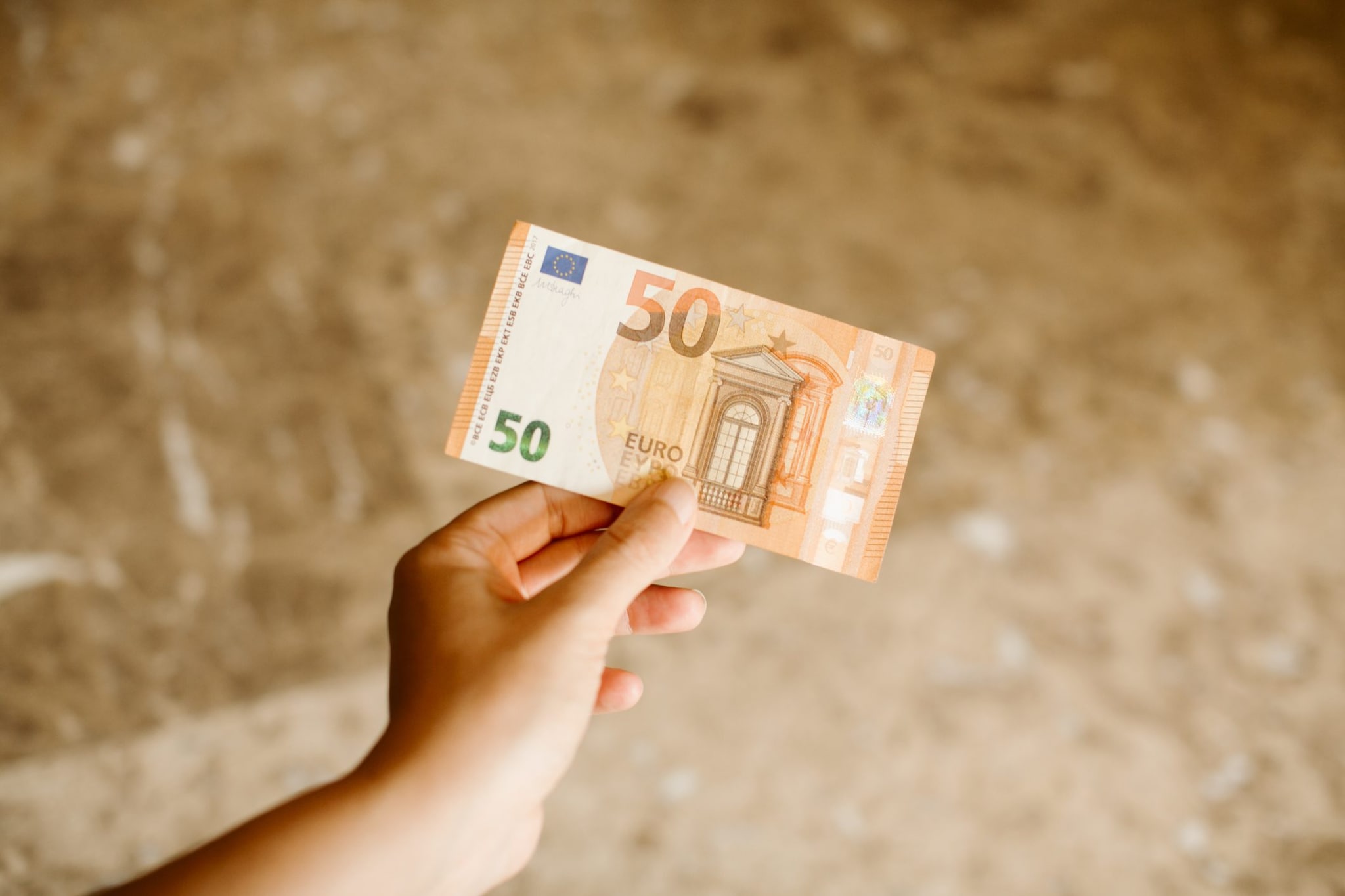 Haider, il senzatetto che getta banconote da 50 euro per strada a Belluno: la Polizia recupera 4mila euro