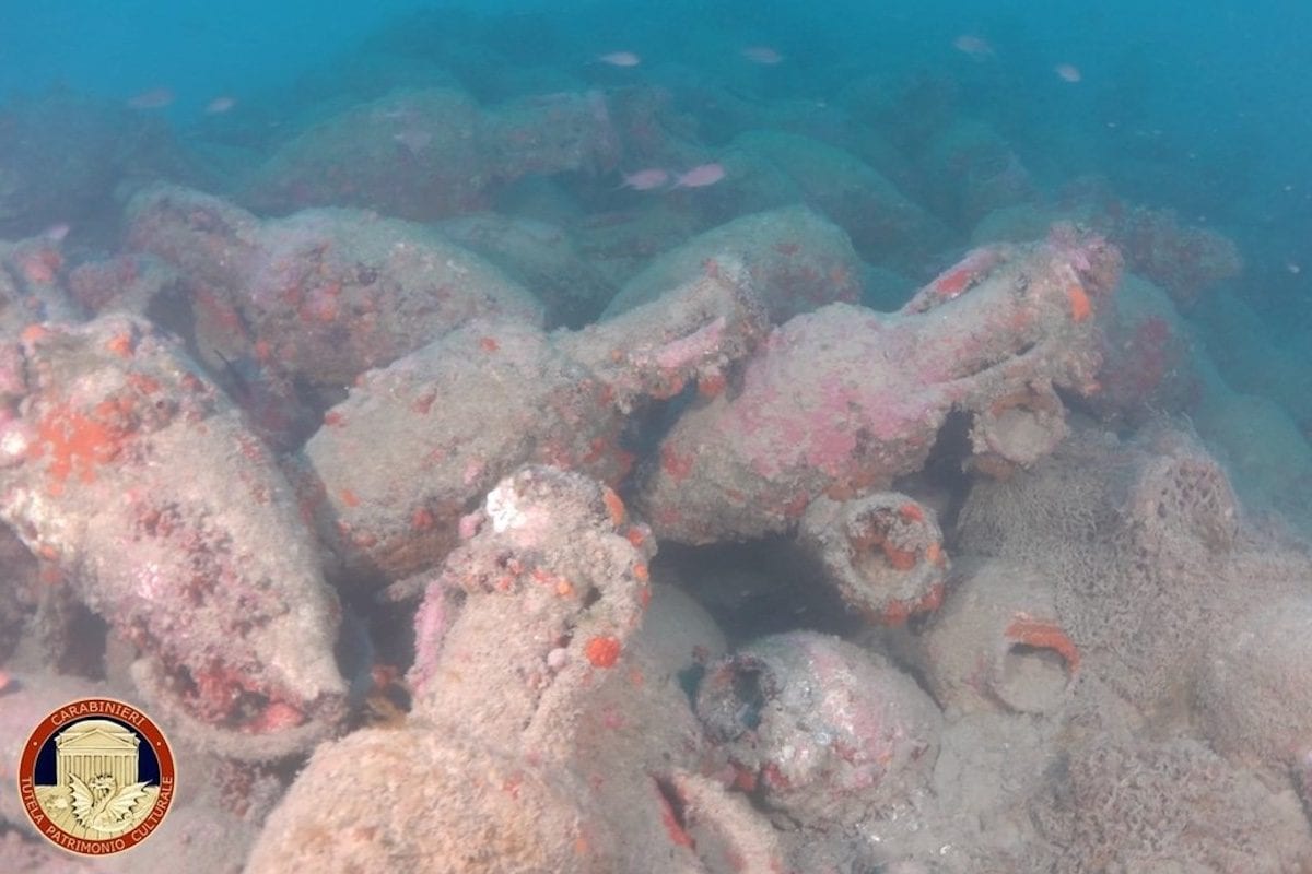 Riemerge dal mare un relitto romano di 2.000 anni fa: centinaia di anfore al largo di Mazara del Vallo