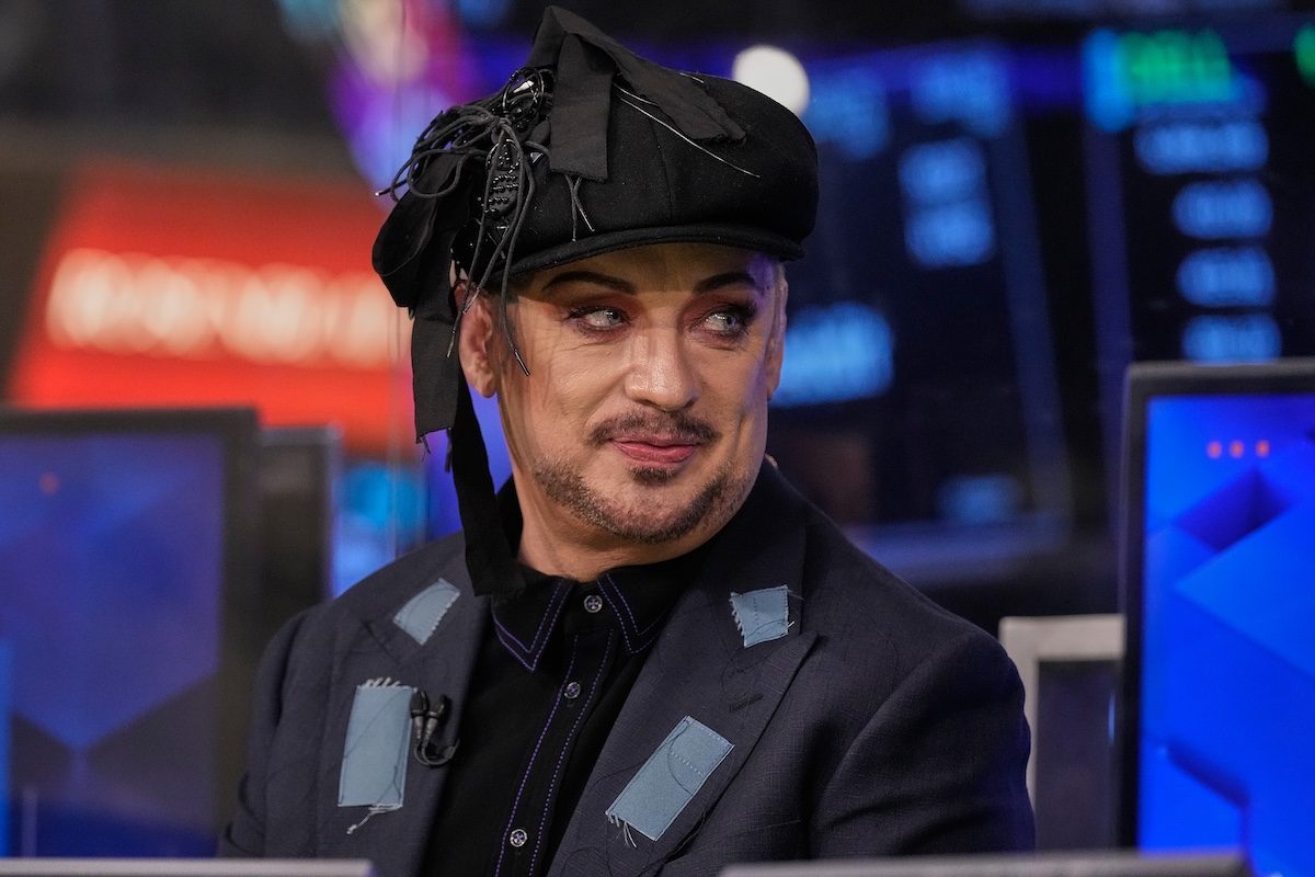 La canzone pro Israele di Boy George rimossa da Bandcamp: "Stron*i e antisemiti", ma il nodo è l'AI non la politica