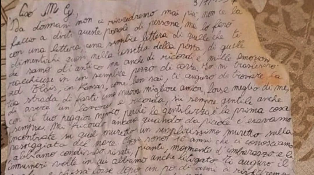 Elba, bimba trova lettera d’addio di 29 anni fa, la madre pubblica ma arrivano insulti social: “Speravo emozionasse”