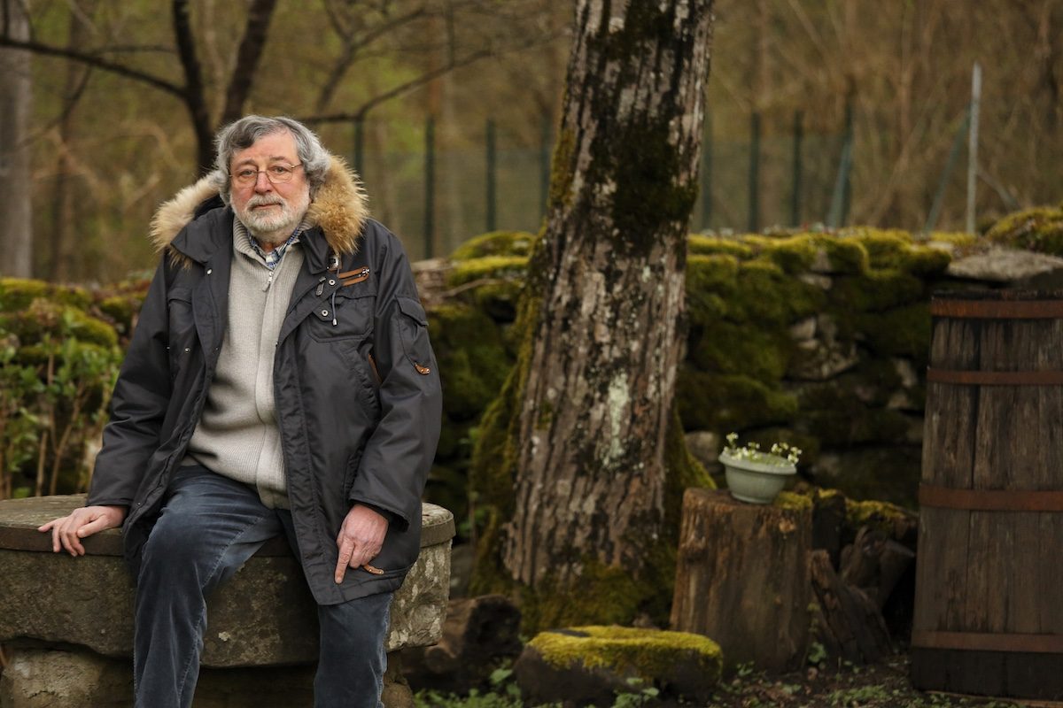 Francesco Guccini nel giardino della sua casa a Pavana – ph Pigi Cipelli/Mondadori Portfolio via Getty Images
