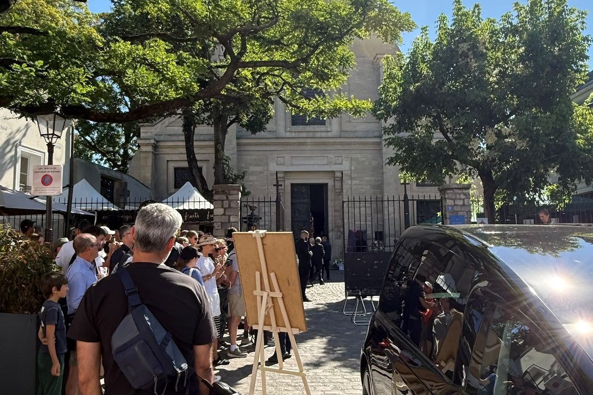 La Francia piange la morte di DJ Kavinsky: ai funerali a Montmartre risuona “Nightcall”