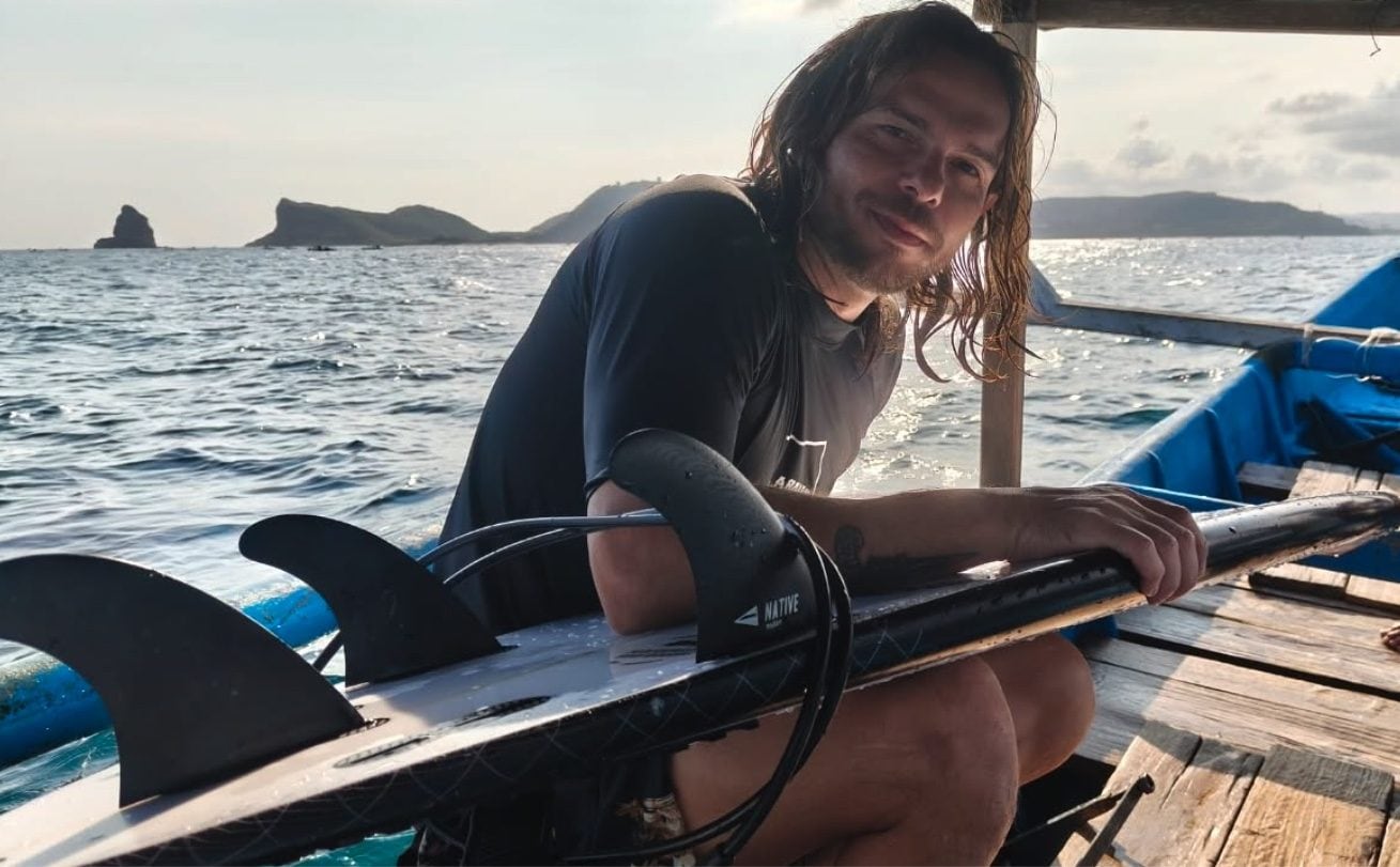 Trovato morto in spiaggia a Bali il surfista Gabriele Bellucci, il dolore degli amici a Vinci: oggi i funerali