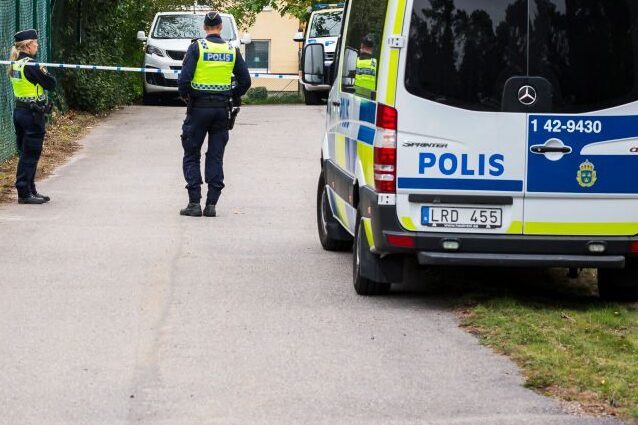Entra con una spada in una scuola in Svezia, diversi feriti: la polizia spara e ferma l'aggressore