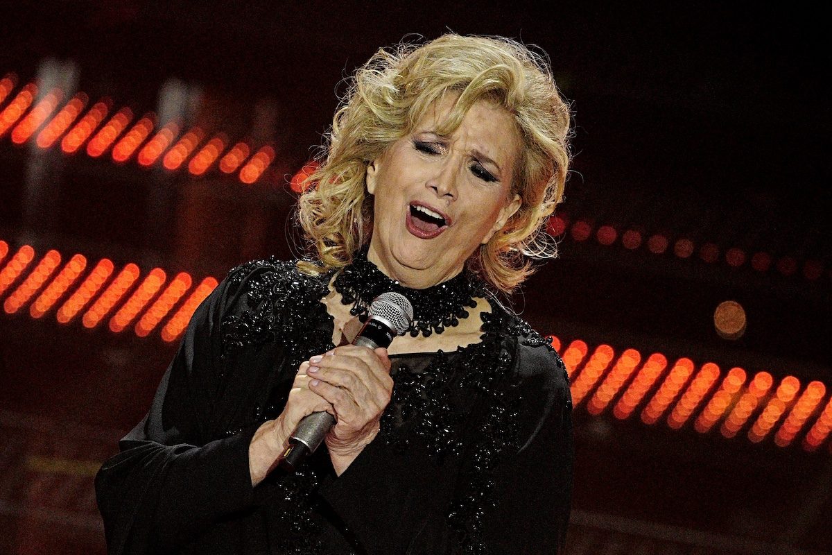 Iva Zanicchi pensa di lasciare i concerti: "È l'ultimo anno, fare tour è troppo stancante"