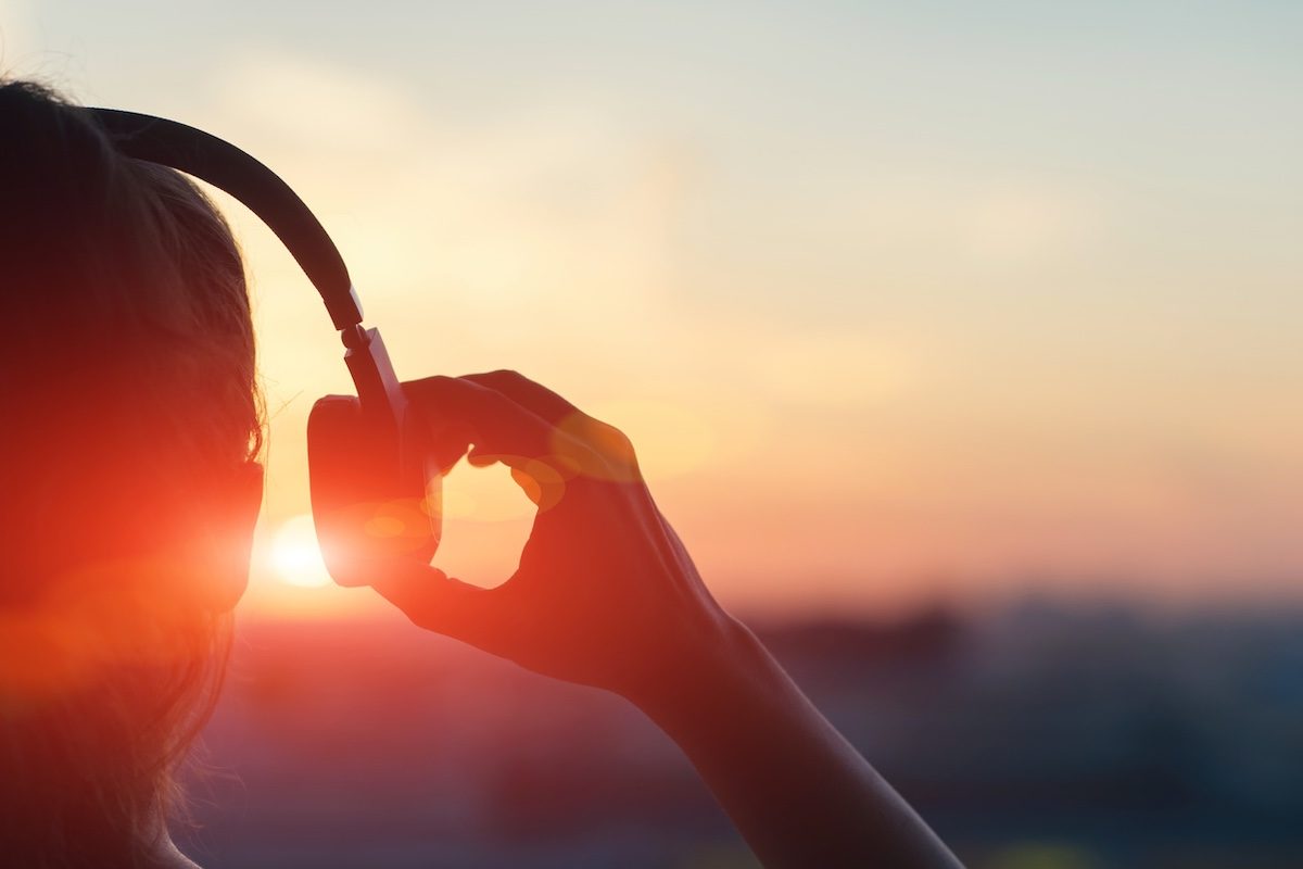 Ad agosto le classifiche si fermano ma la musica continua, purché non in italiano: le recensioni della settimana