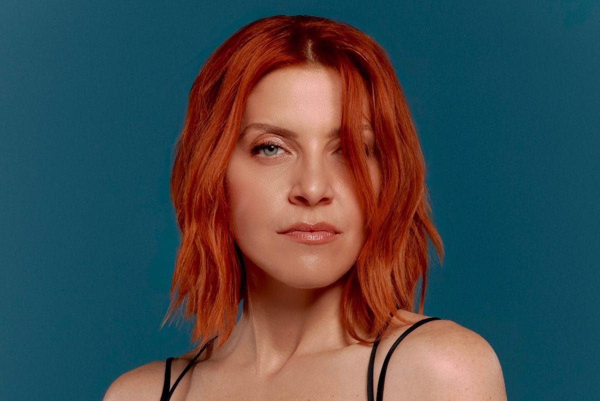 Noemi torna in concerto dopo la caduta dal palco ed è prima in classifica con Tu cosa fai questa sera