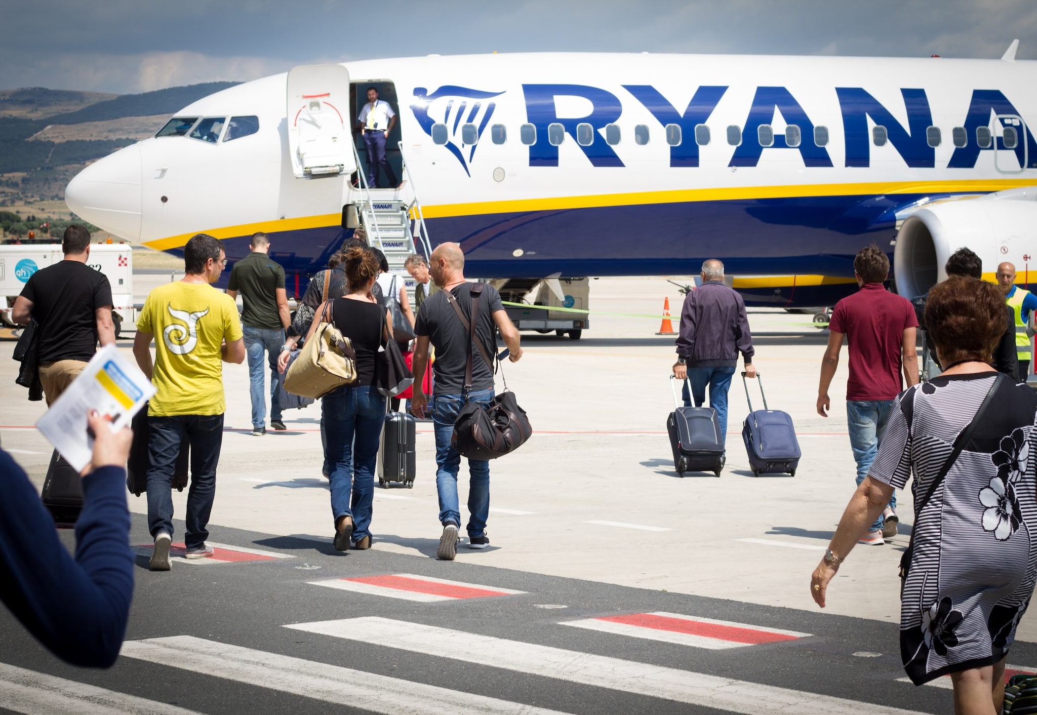 Volo Atene Palermo cancellato, famiglia con bimbo di 6 anni denuncia: “Fatti scendere dopo un’ora e abbandonati”
