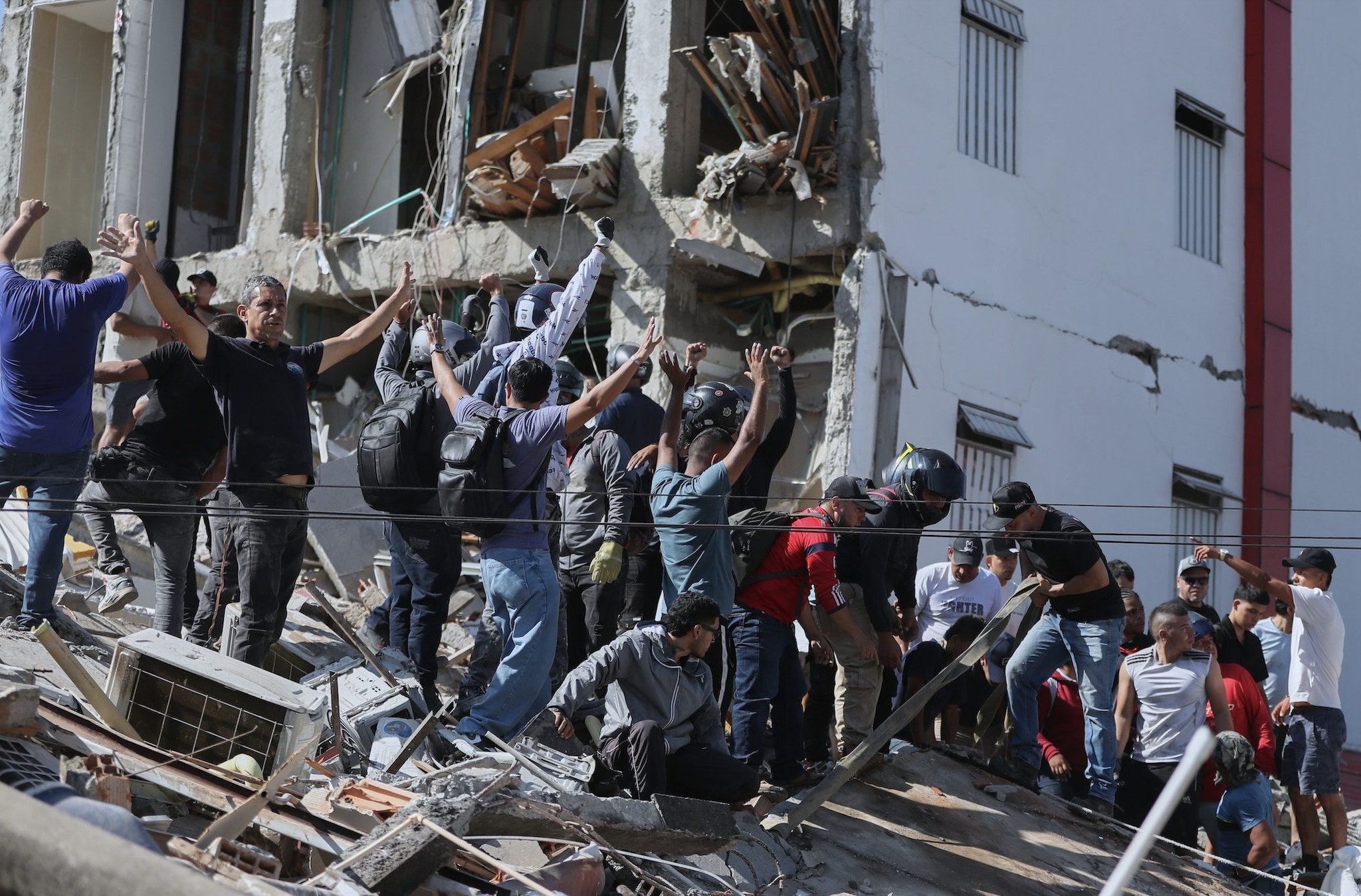 Terremoto Colombia, notizie in diretta dopo la scossa di magnitudo 7,4: oltre 130 i morti, estratto vivo dalle macerie un neonato