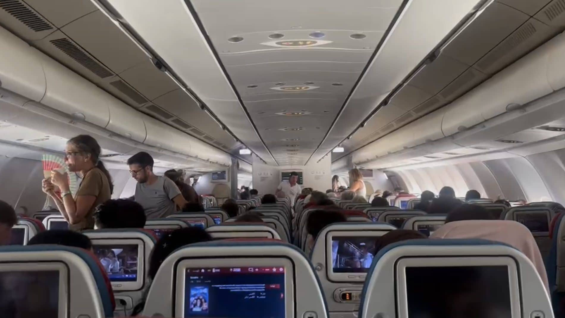 "Un'ora fermi sull'aereo in attesa del decollo per Istanbul senza aria condizionata": lo sfogo dei passeggeri