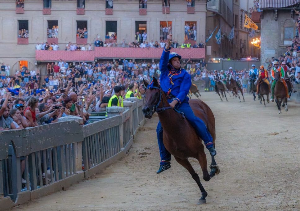Vincono il palio di Siena e cadono durante i festeggiamenti: come stanno Giovanni Atzeni e il cavallo
