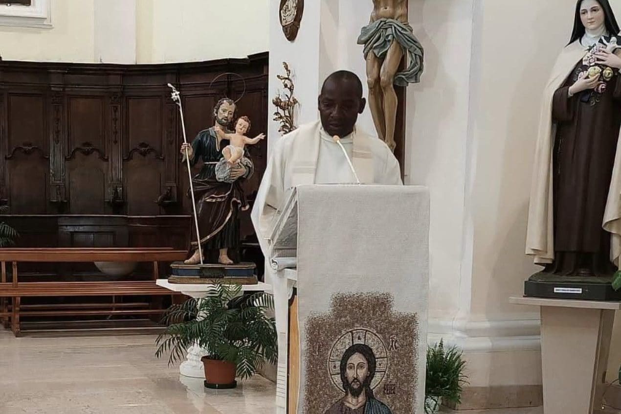 Si sente male mentre celebra la messa e muore: tragedia in una chiesa in Molise