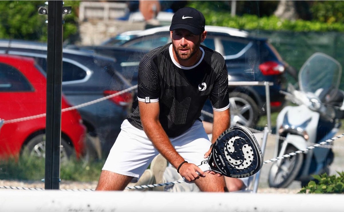 Schianto in scooter contro il bus a Bordighera: morto a 28 anni maestro di tennis Tiberio Camurri, grave 20enne