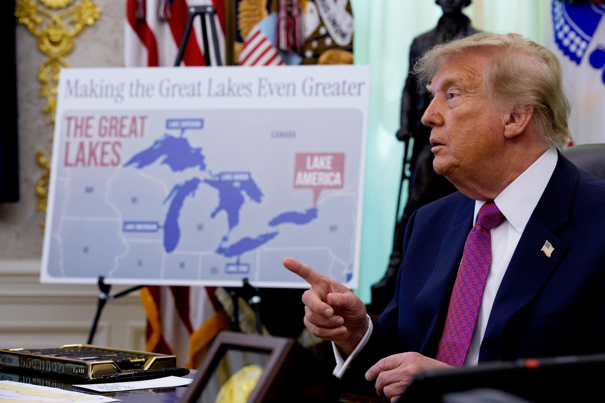 Trump cambia nome anche al Lago Ontario, si chiamerà Lago America: "Cambieremo nome anche agli Oceani"