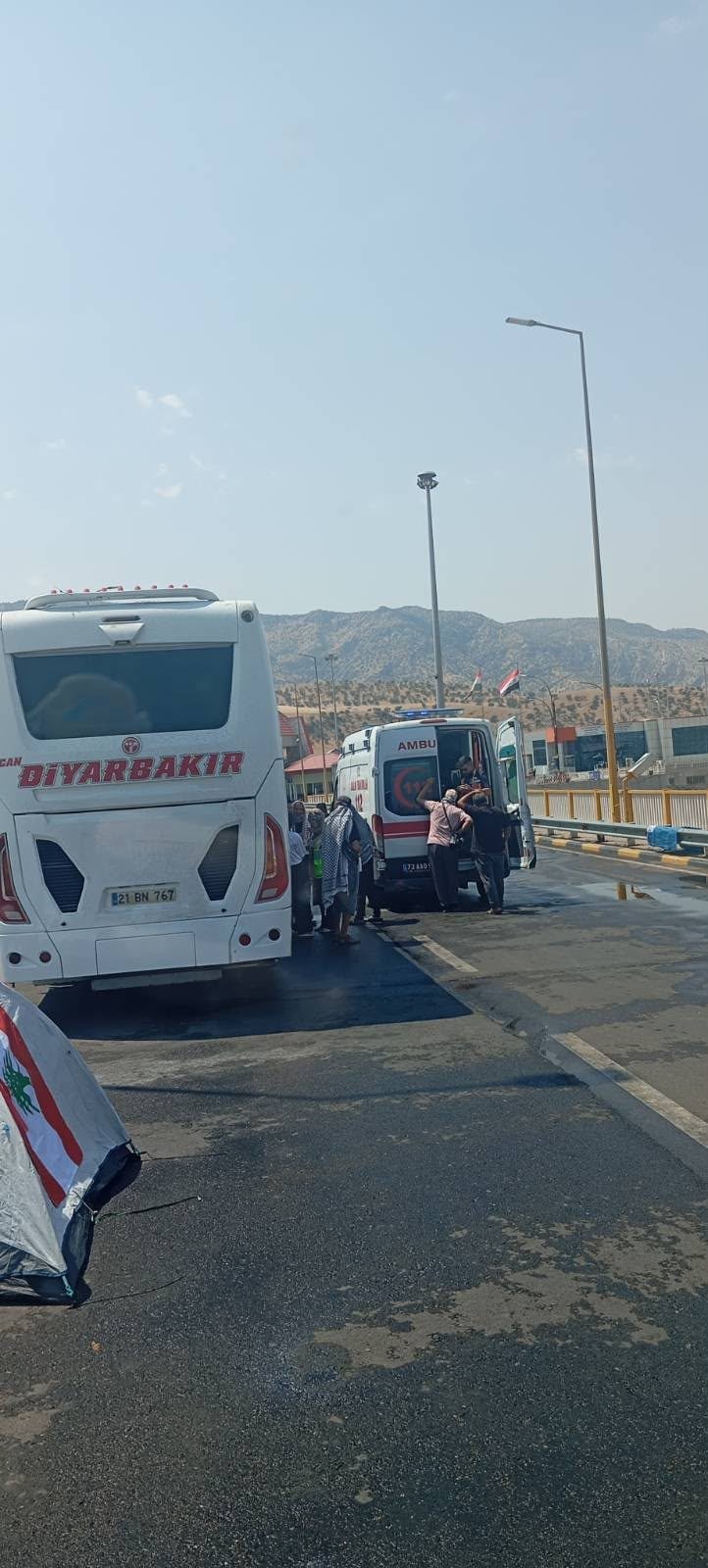 Bloccati al confine tra Turchia e Iraq, la protesta del Palestine Convoy: "Non ci muoveremo da qui finché non ci faranno passare"