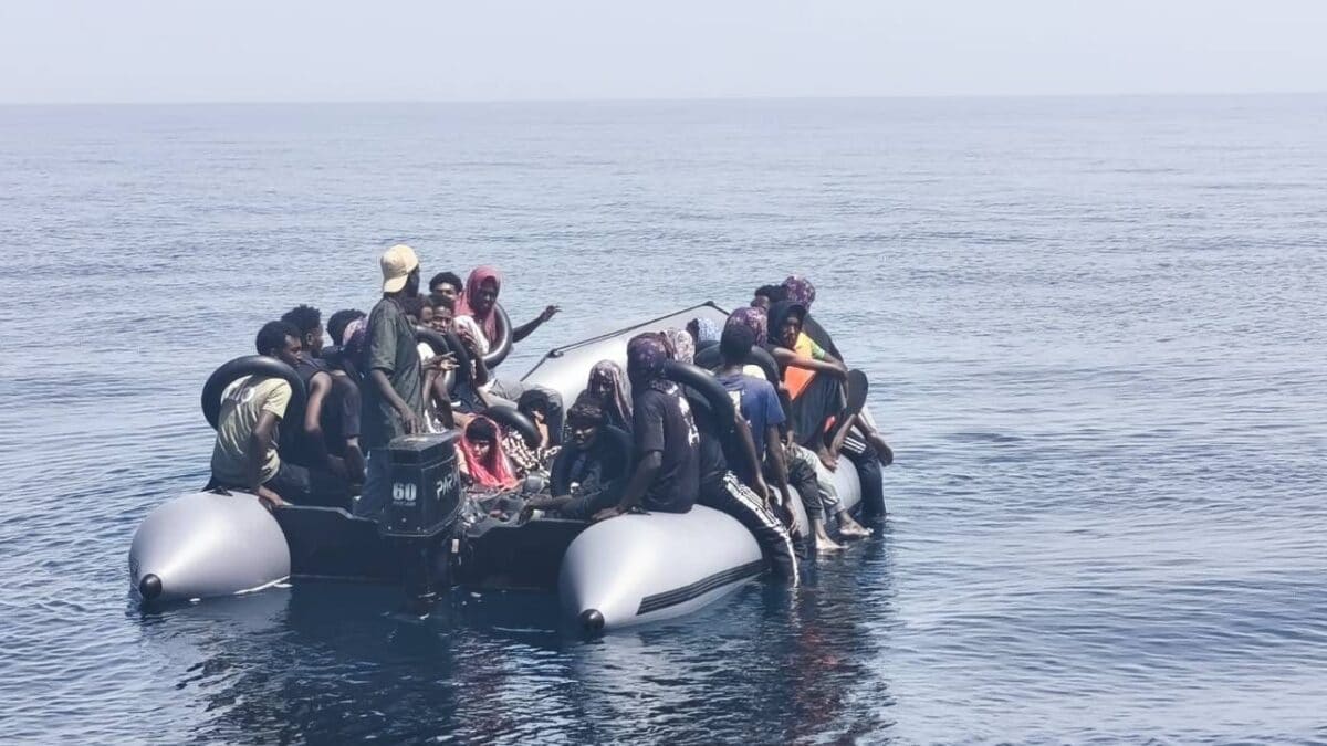 Il gommone con le 28 persone a bordo, poi soccorse
