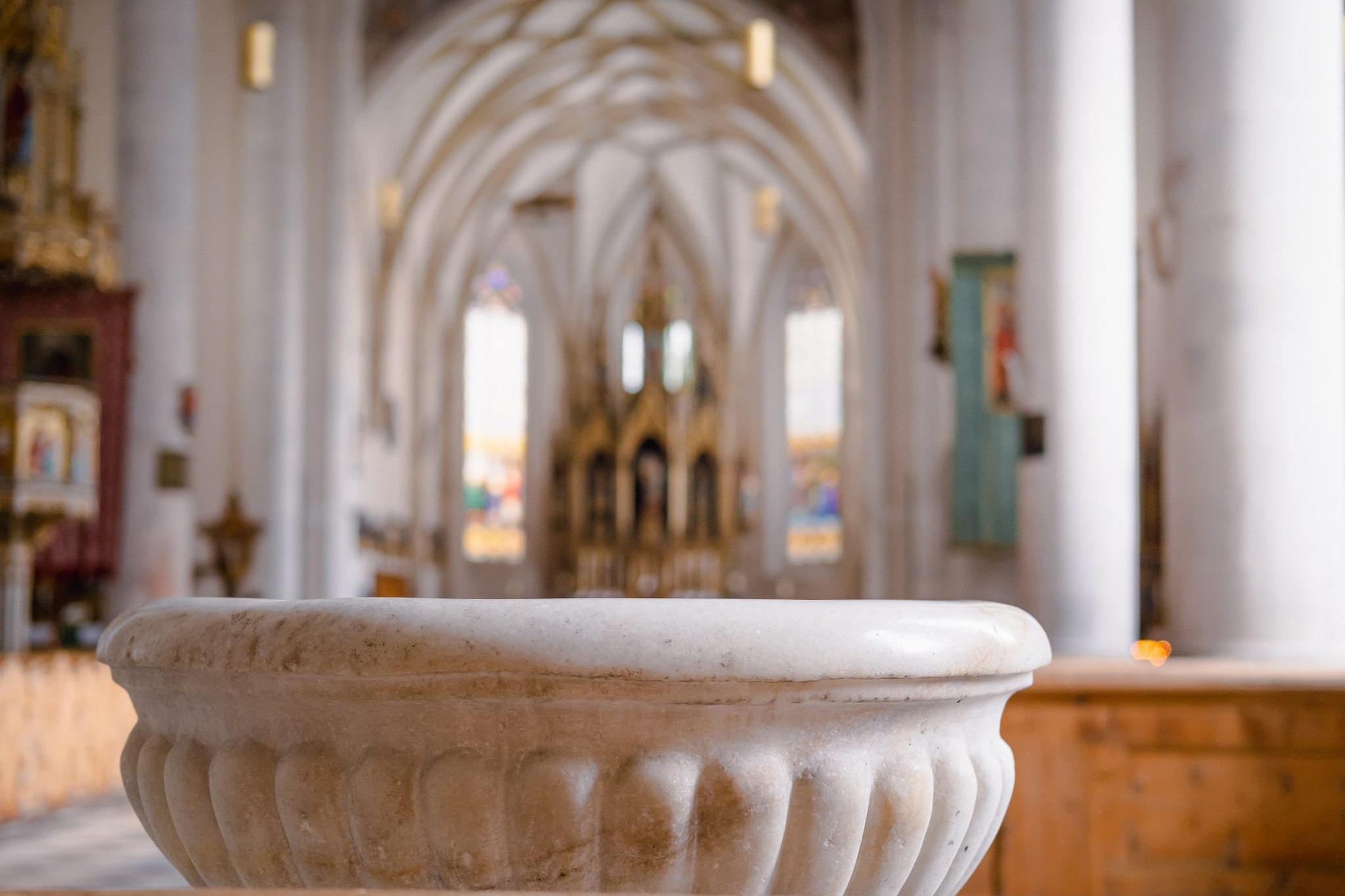 Bimba di 6 anni schiacciata dall'acquasantiera in chiesa a Trinitapoli, medici la salvano da rara rottura dell'aorta
