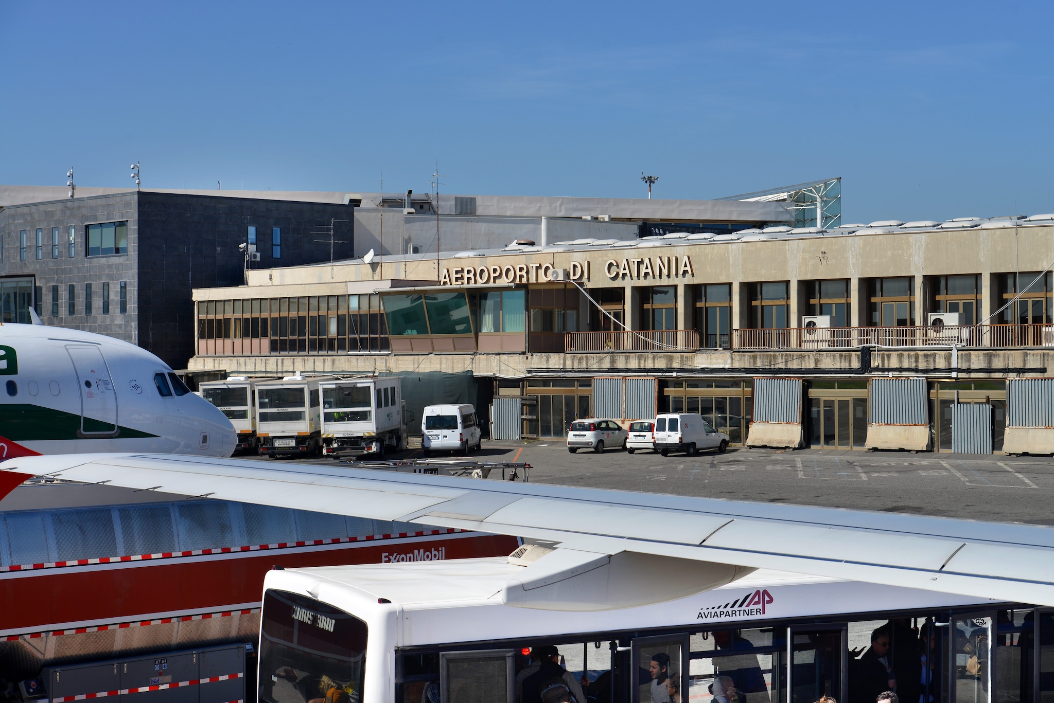 Eruzione Etna, caos trasporti all'aeroporto di Catania: tra noleggi e privati un'auto costa fino a 600 euro