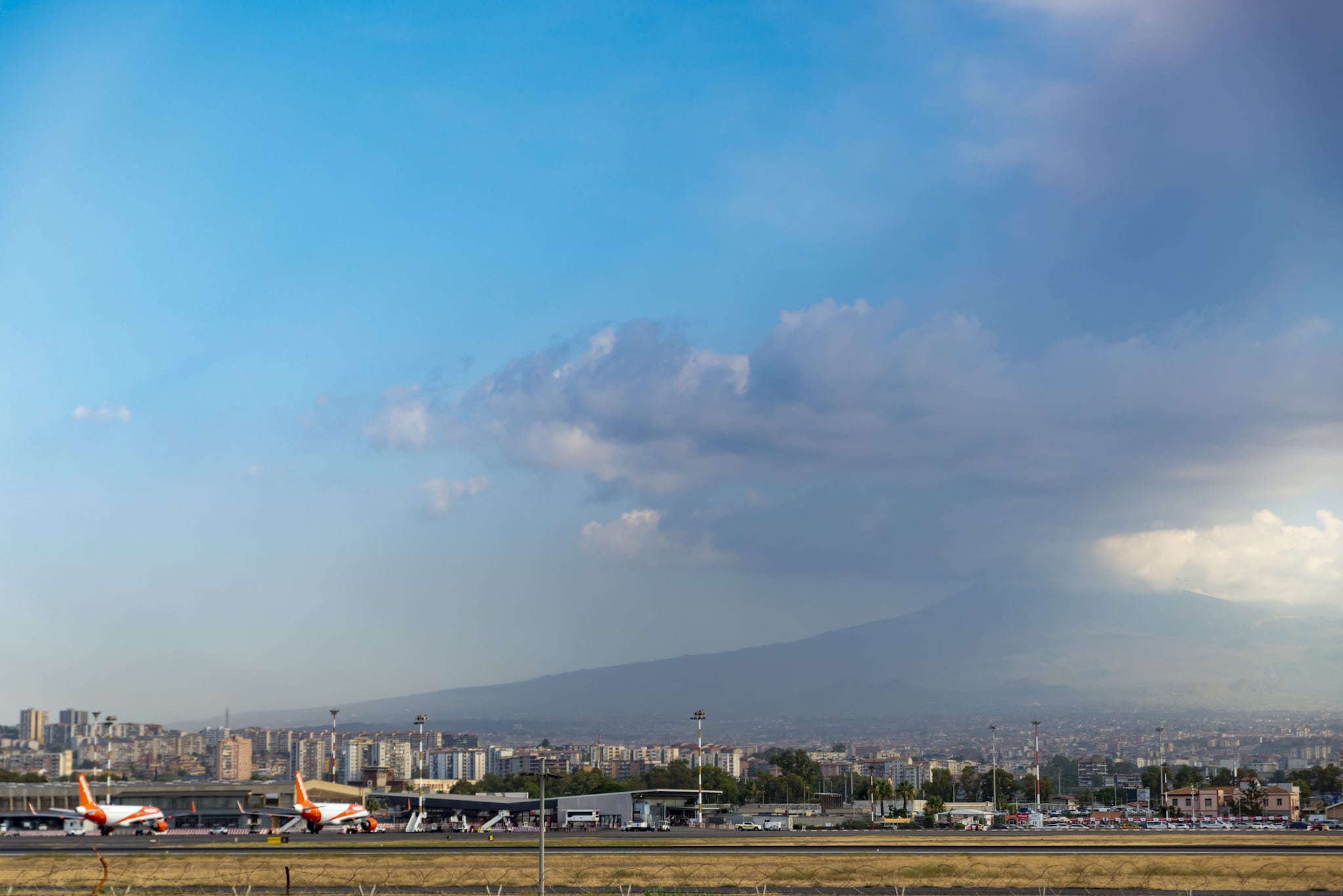 Etna in eruzione, voli dirottati dall'aeroporto di Catania: nube vulcanica e fontana di lava dalla Voragine