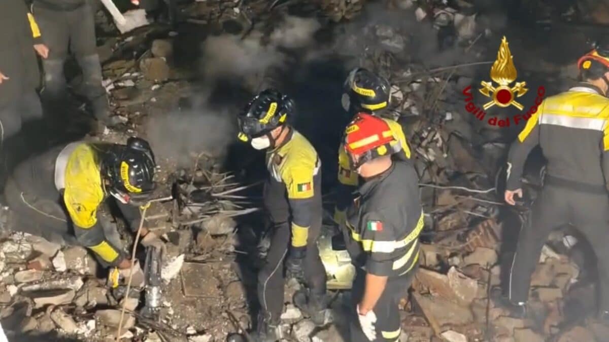 I vigili del fuoco impegnati nel recupero dei corpi delle vittime del crollo a Messina