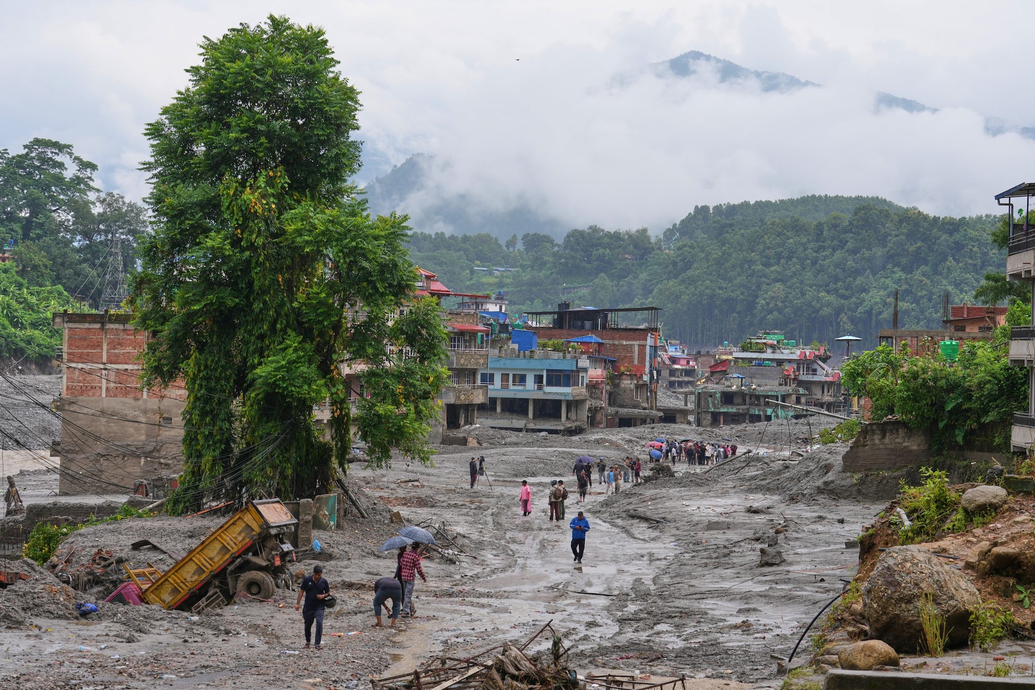 Nepal, bimbo di 8 anni si salva dall'alluvione salendo su un albero: dopo giorni di ricerche ritrova la mamma