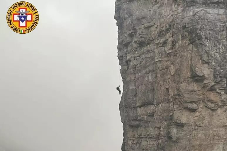 Alpinista rimane sospeso nel vuoto, salvato nella notte: i soccorritori hanno operato completamente al buio