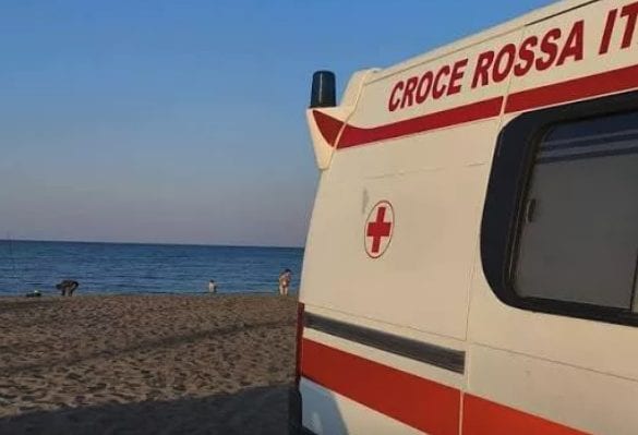 Salva una donna che sta annegando, poi torna in mare per il marito: muoiono il bagnino e il turista